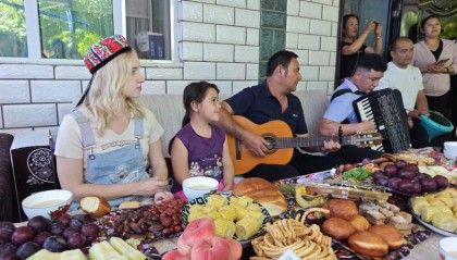 石榴花开籽籽同心丨俄罗斯姑娘在新疆小巷里探寻民族团结密码