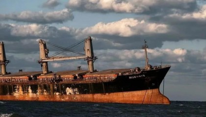 在山东威海，每年有20万人去寻找一艘沉船