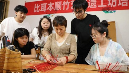 直播助农、健康义诊、扮靓街巷……青年学子暑期返乡服务桑梓