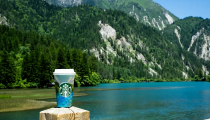 星巴克中国跃过“拐点”: 营收连续三个季度同比增长、同店销售转正