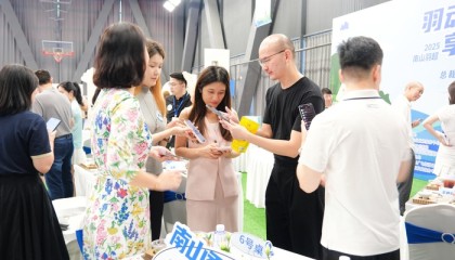 深圳南山区举办2025羽超企业羽毛球赛，球场成跨界合作新场景