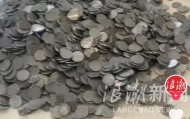 扛140斤硬币存银行遭拒，当事人最新发声：1000枚硬币仅入账10元！