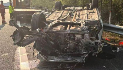 “我撒谎天打雷劈！”男子突然强行变道致四轮朝天翻车，反诬赖对方