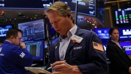 盘前：纳指期货涨1.0% 科技股延续2025年涨势