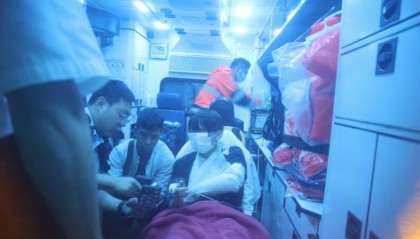 男子等巴士时，突然被人袭击身中多刀！警方：嫌疑人认错人