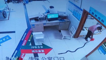 老人被咬伤，家属拖着两米多长眼镜王蛇冲进医院