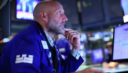 尾盘：美股小幅下滑 市场关注特朗普关税与疲软数据