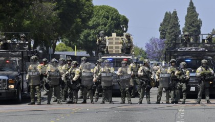 首批美国国民警卫队进驻洛杉矶美警方称抗议活动“平安结束”