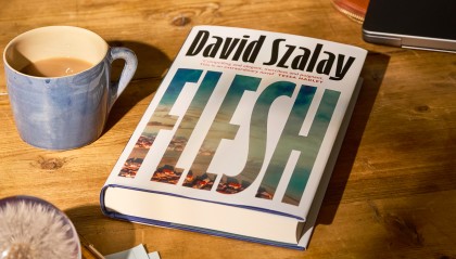 大卫·绍洛伊凭《肉身》获2025布克奖，书中探讨了男性气质