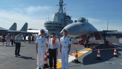 当年在木船上抗击日军的少年，如今登上了中国人自己的航母！