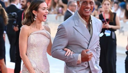 巨石强森久违露面，暴瘦55斤引热议，网友调侃：巨石变鹅卵石