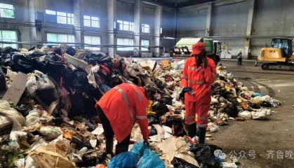 游客丢失儿童电话手表，环卫工高温下花4小时翻8吨垃圾找回，网友质疑：有必要吗？