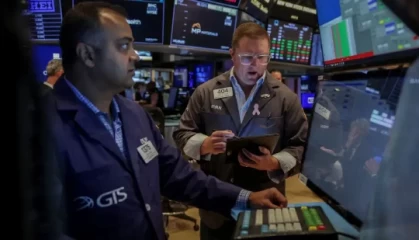 午盘：美股维持涨势 纳指首次突破21000点