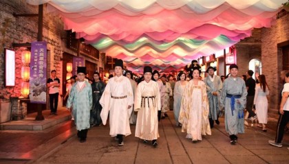 不亮身份，自掏腰包，区委书记、区长下班后体验汉服，了解市场