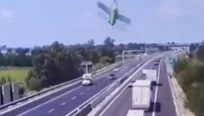 意大利一飞机俯冲坠入高速车辆被迫冲“火墙”