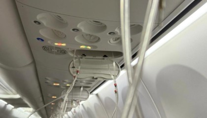 上海飞东京航班疑从万米极速降落至三千米，亲历者称“氧气面罩突然掉落”，多方回应