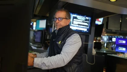 尾盘：美股涨跌不一 道指小幅下滑