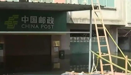 他们在洪水中,搭起去买菜的桥
