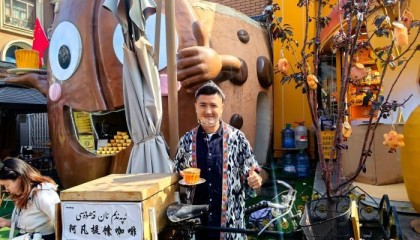 （砥砺奋进七十载天山南北谱华章）新疆大巴扎的烟火气