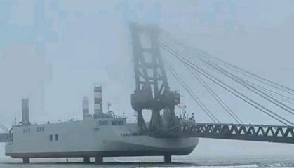 解放军“登岛神器”正式入列服役，坦克直接开上岸，抢滩登陆如履平地！