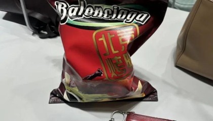 巴黎世家推出“北京烤鸭包”,售价15500元!店员称卖得特别好,没什么库存了!