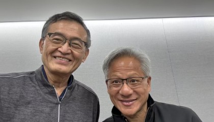 黄仁勋、陈立武同框直播，详解英伟达为何50亿美元入股英特尔