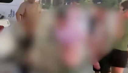 四川眉山一男子带12岁女孩开房被家长踢打，已被警方控制，律师：涉嫌强奸或猥亵