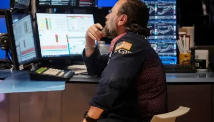 尾盘：美股小幅上扬 三大股指本月均将录得涨幅