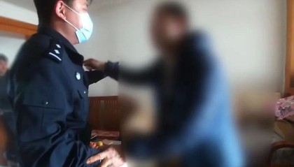 派出所里男子叫板民警:“不要拦我!”