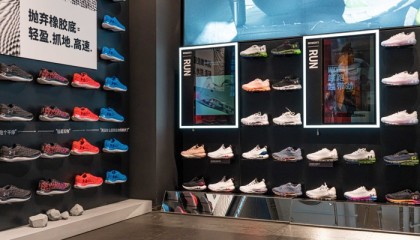 业绩还在下坠，安德玛进入转型深水区