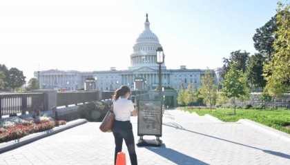 美国政府“停摆”首日:约75万名联邦雇员被迫停薪休假,多个景点关闭!人手短缺危及航空