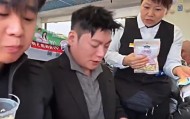 列车售货员与网红互动，因多收1元和2只烧鸡被停职！官方最新通报