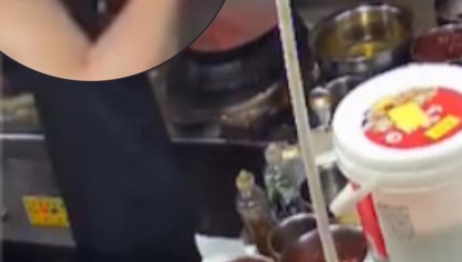 龙虾店后厨叼烟炒菜，当地监管部门回应