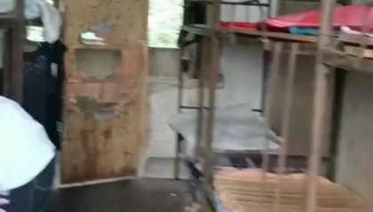 铁床生锈、床板破烂、走廊一股尿骚味，这是2025年学生宿舍？当地回应