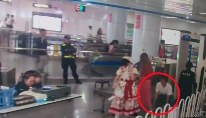 男子在车站安检处偷拍女士裙底，被正在执勤的女辅警当场抓获，行政拘留五日