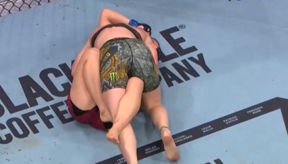 升重挑战失利！张伟丽不敌舍甫琴科，无缘蝇量级金腰带