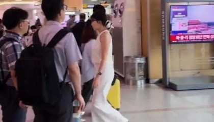 韩国高铁站直播九三阅兵，旅客纷纷驻足观看拍照，现场中国游客：韩国人对阅兵场面的宏大感到震惊