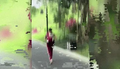 大姐背数月大婴儿跑步致其脑袋剧烈摇晃：孩子喜欢这样，晃着才能睡着