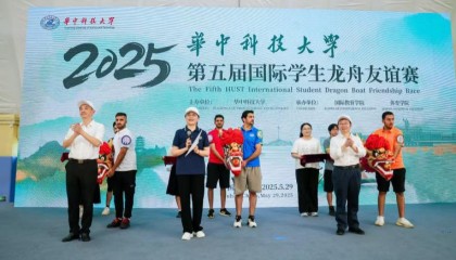 东游记:喻家湖上竞龙舟国际学生“黄鹤”队力拔头筹