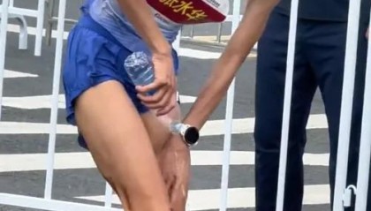 “最快女护士”夺冠后哭诉调休难，言论引争议，个人账号已关评