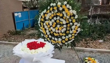 51岁副教授在自家小区被人杀害，妻子发声：杀人者为精神病人，目前深陷民事赔偿责任方认定争议