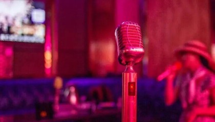 男子爱上KTV48岁已婚已育服务员，花光积蓄欲同归于尽！上海检方提起公诉