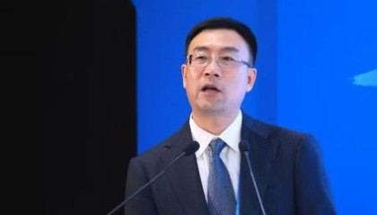 曾任证监会发行监管部副主任，李筱强长期借用他人账户违规买卖股票，以“业务咨询”“投资入股”名义收受巨额财物，离职后仍不知止