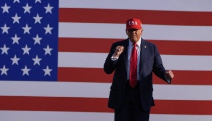 头戴红帽 特朗普吹嘘“大漂亮”法案通过 称这一任期更胜首任